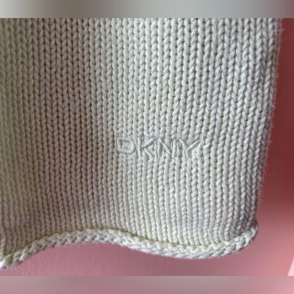 NWOT DKNY Soft Green Sleeveless Turtleneck Knit Top 100% Cotton in size Large.